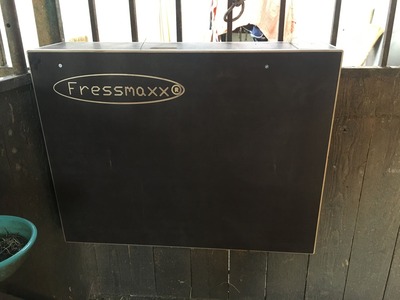 Fressmaxx Futterboxen Fressmaxx Futtermaschine, Frontansicht
